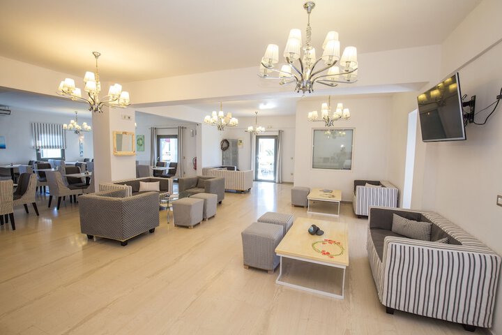 Lounge 59 of 83