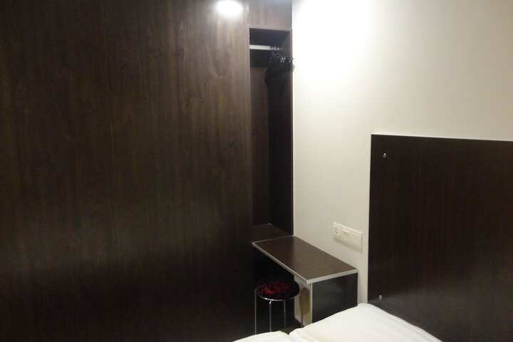 Room 6 of 18