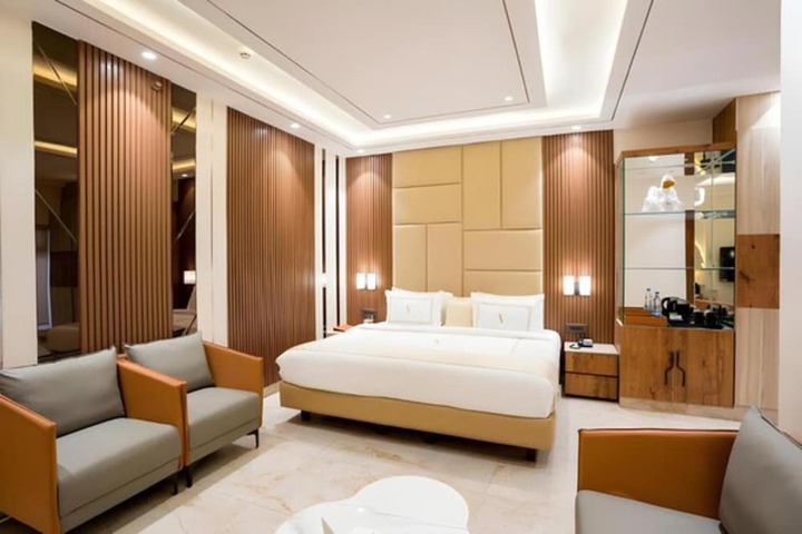 Room 12 of 27