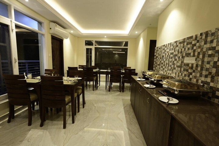 Dining 7 of 15