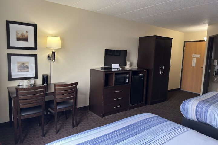 2 Queen Beds (7 of 8)