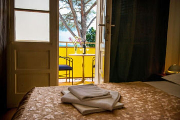 Room 13 of 30