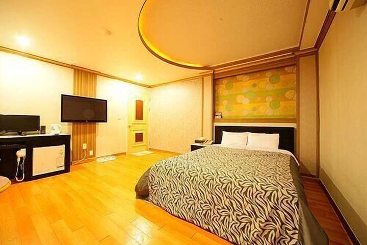 Room 18 of 31