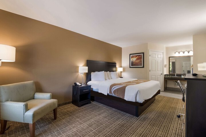1 King Bed (4 of 13)