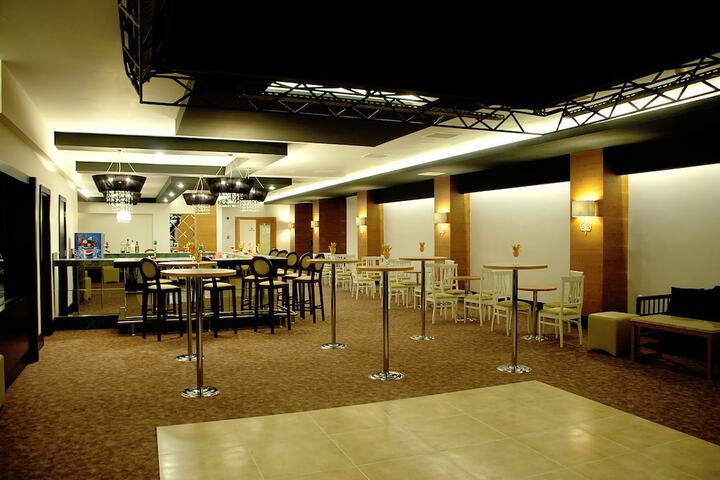 Lounge 37 of 45