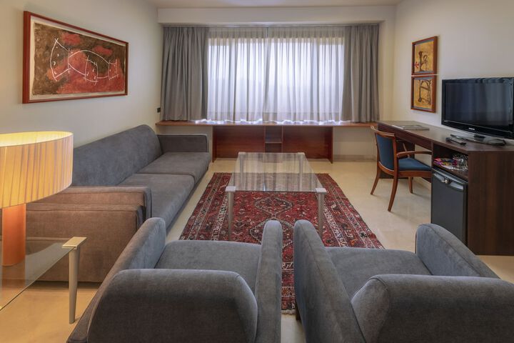 Room 33 of 77