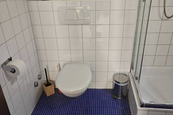 Room 9 of 16