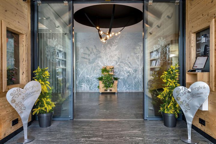 Entrance & Lobby