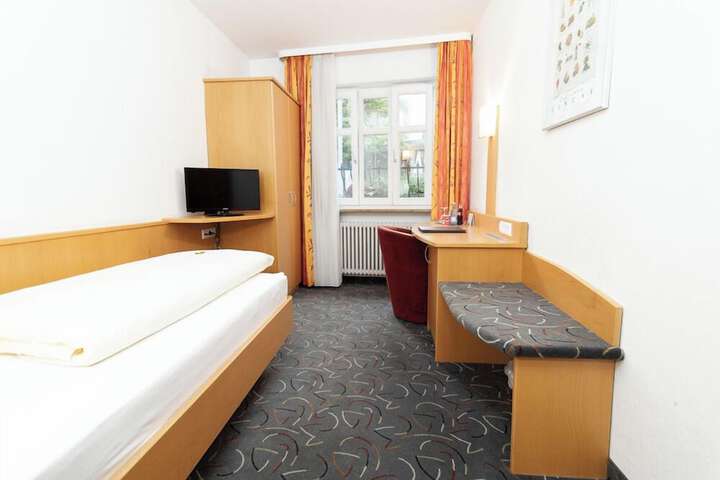 Room 6 of 37