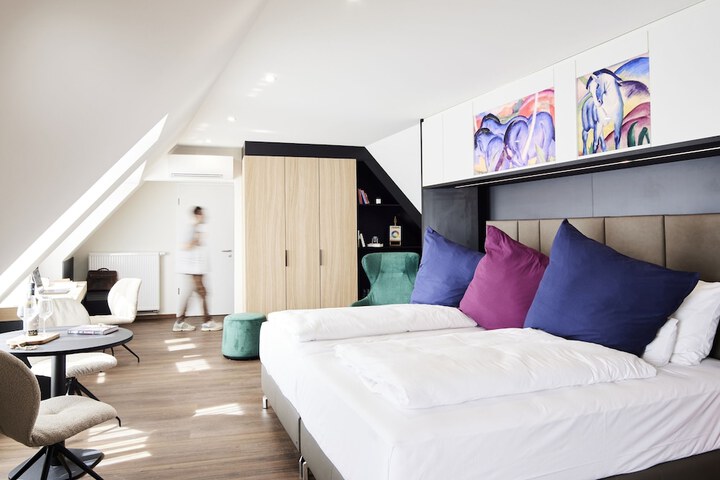 Room 9 of 25