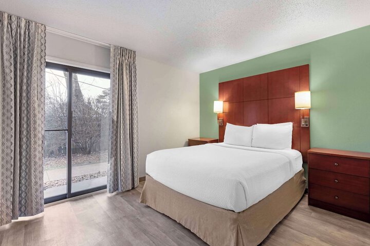 Queen Bed Accessible (17 of 23)