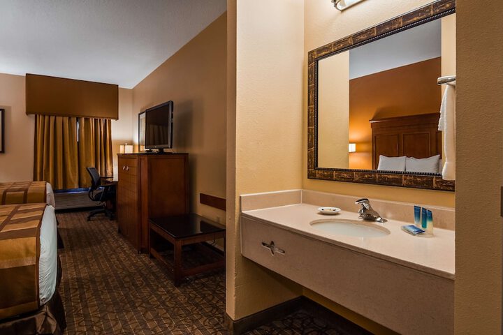 Room 4 of 18