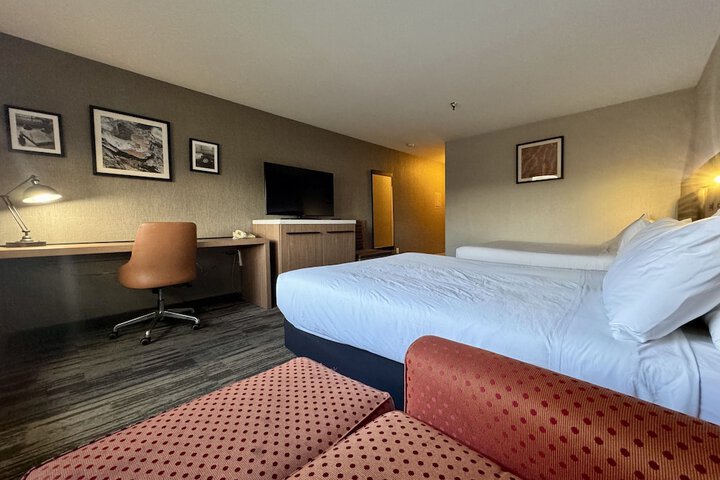 1 Queen Bed (4 of 7)