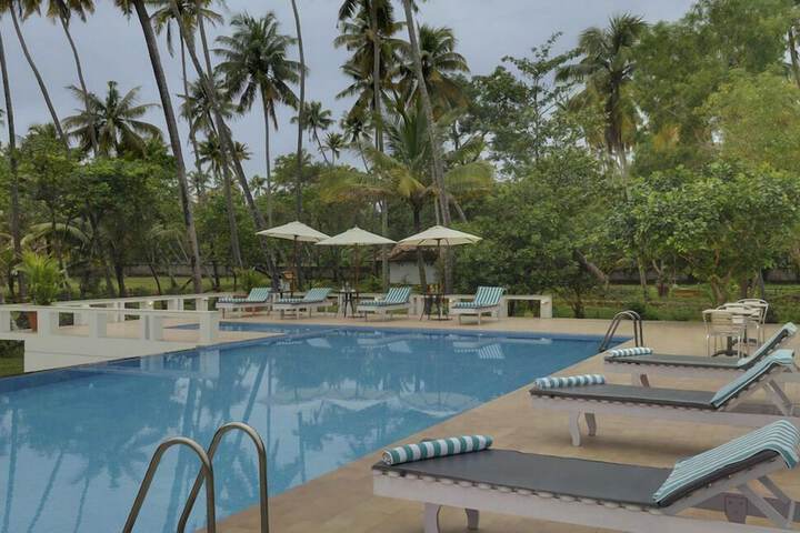 Hotel Pool