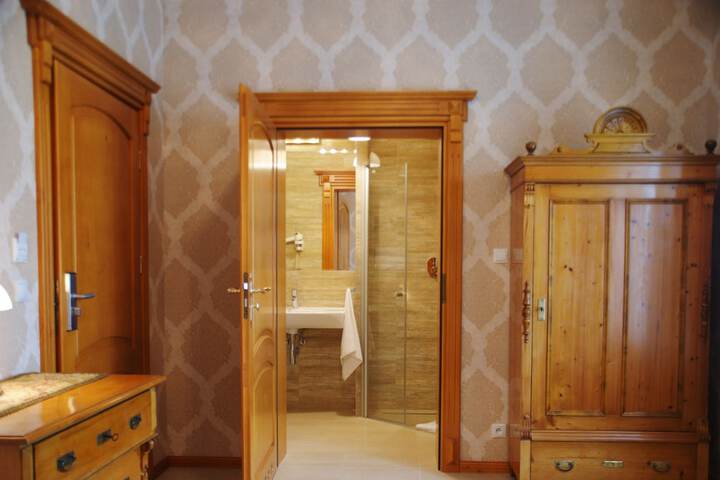 Room 13 of 38