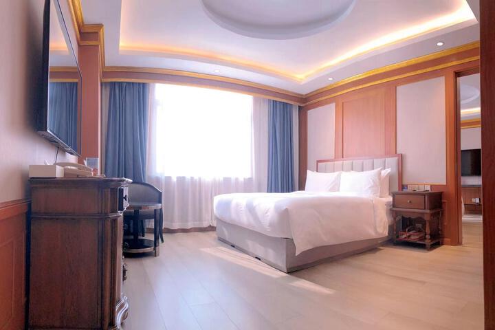 Room 5 of 8