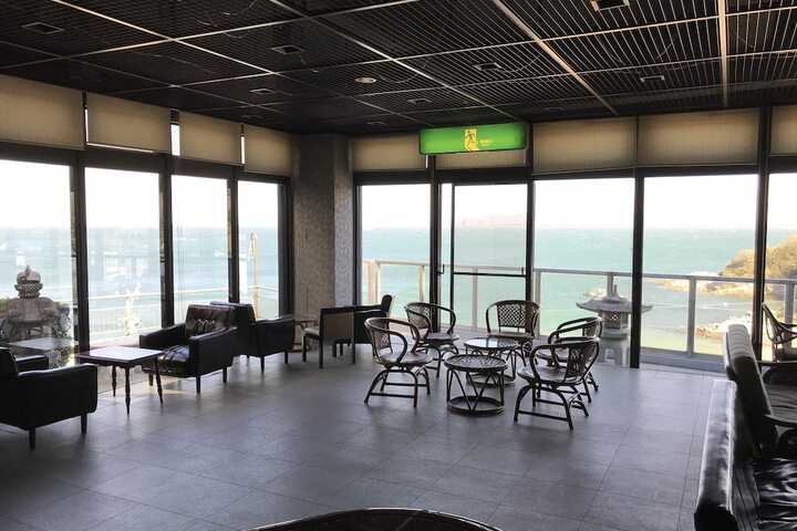 Lounge 16 of 26