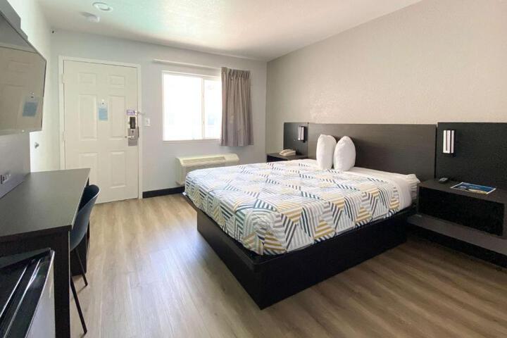 1 Queen Bed (1 of 19)