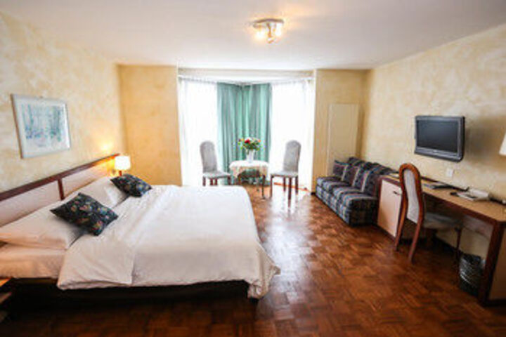 Room 10 of 33