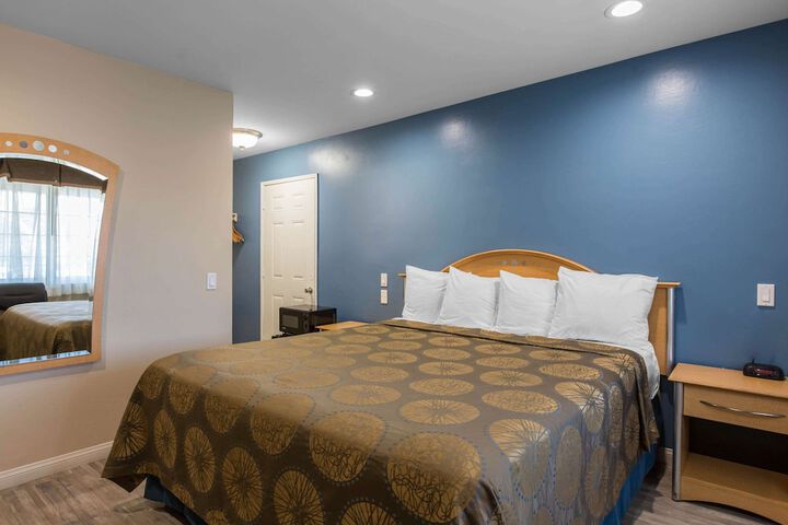 1 King Bed (5 of 13)