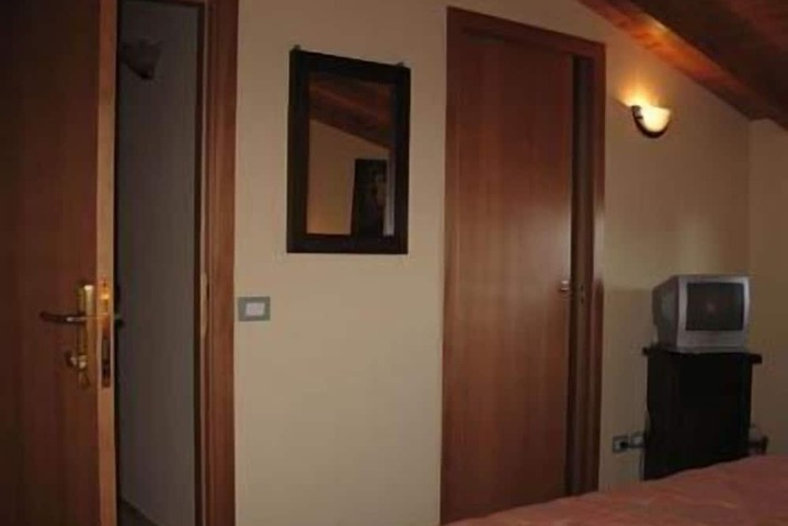 Room 5 of 34