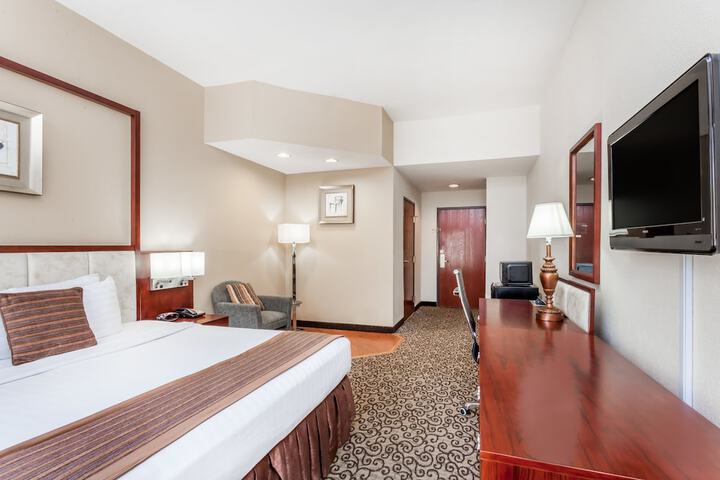 1 King Bed Mobility Accessible (2 of 4)