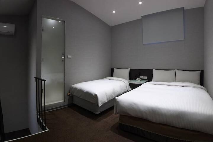 Room 6 of 18
