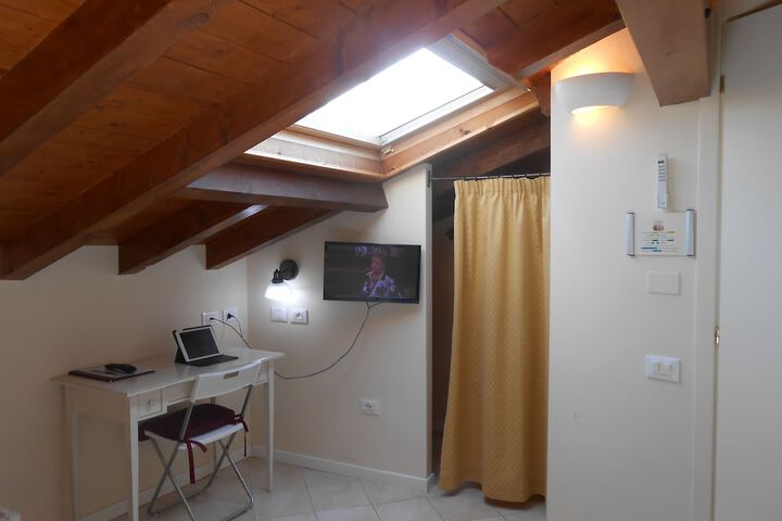 Room 17 of 40