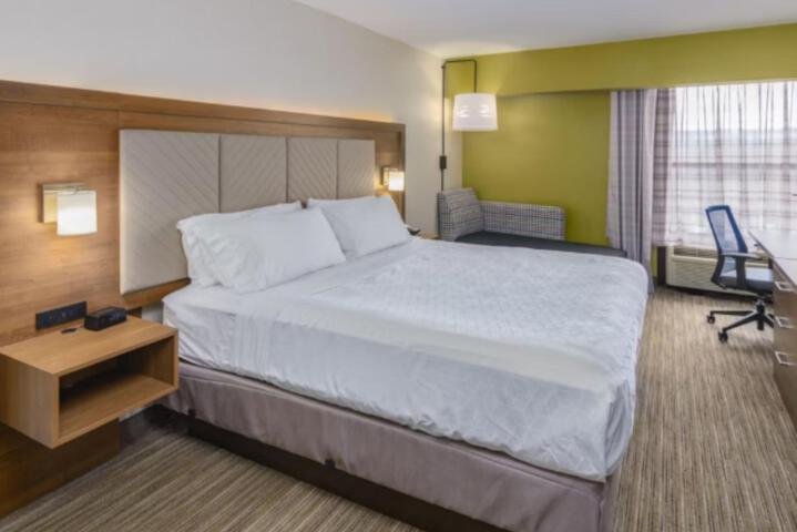 Standard | King Bed (7 of 21)