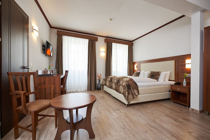 Room 9 of 32