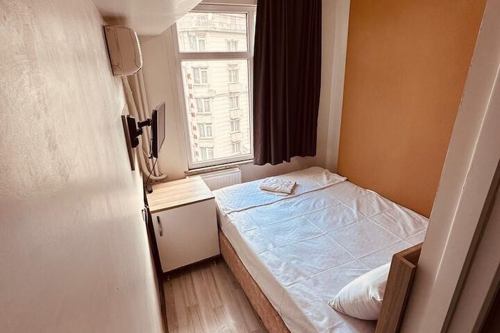 Room 15 of 32