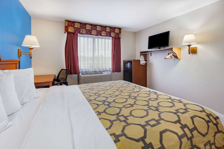 1 King Bed (7 of 10)