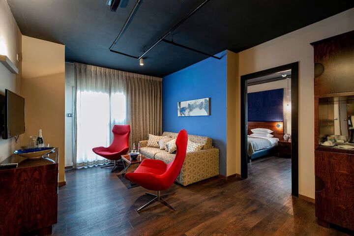 Room 7 of 65
