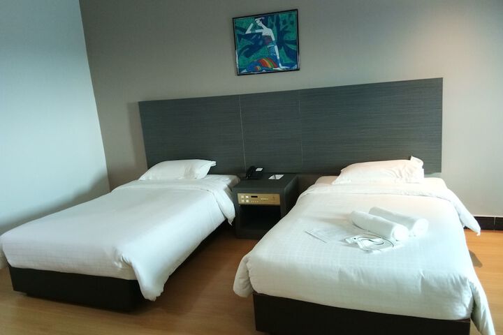 Room 11 of 32