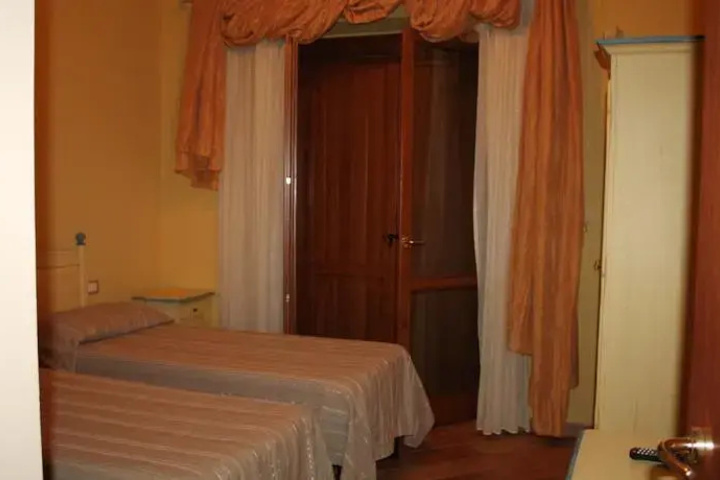 Room 5 of 8