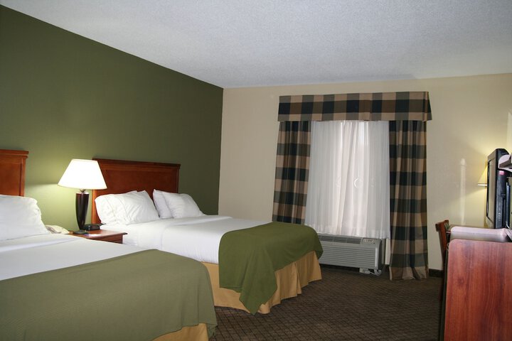 2 Queen Beds (5 of 6)