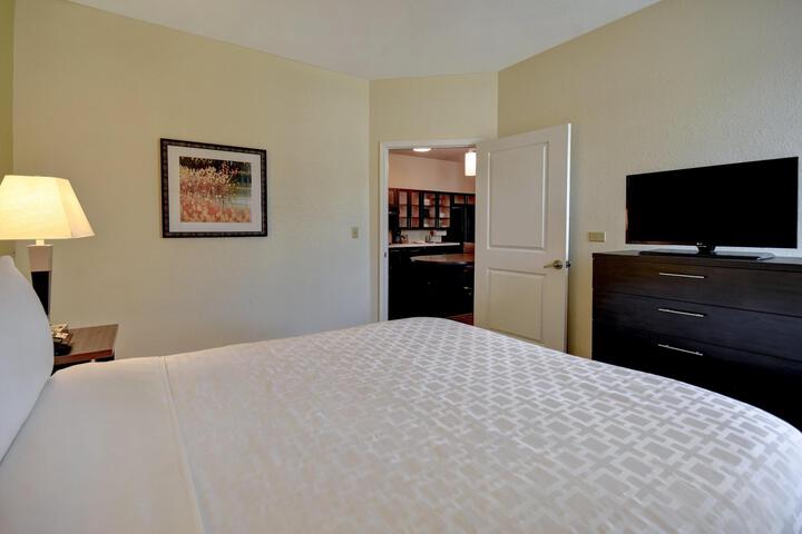 Studio Suite Queen Bed (4 of 32)