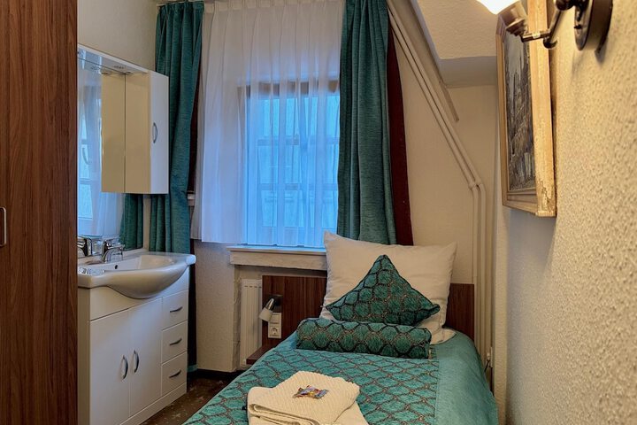 Room 42 of 107