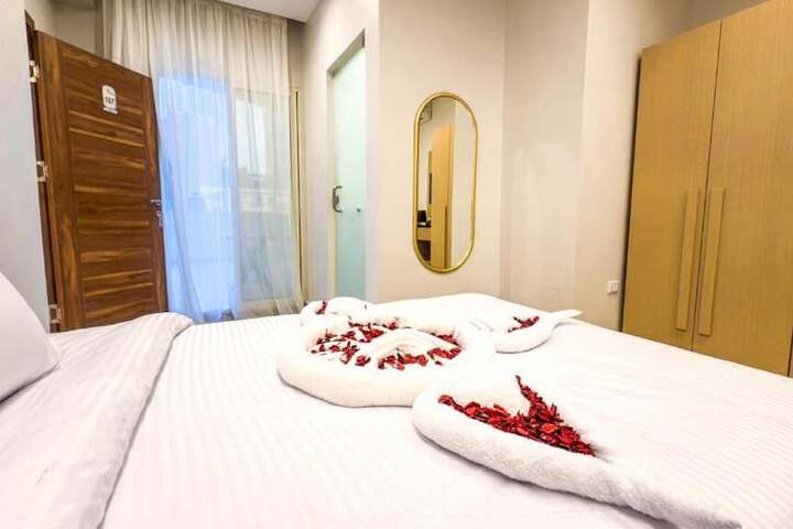 Room 4 of 27