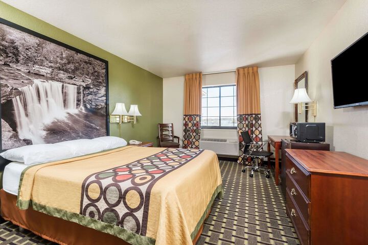 1 Queen Bed (7 of 18)