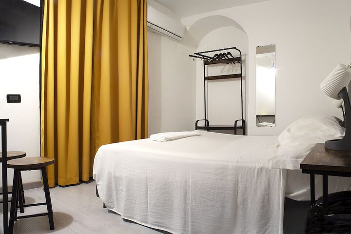 Room 13 of 28