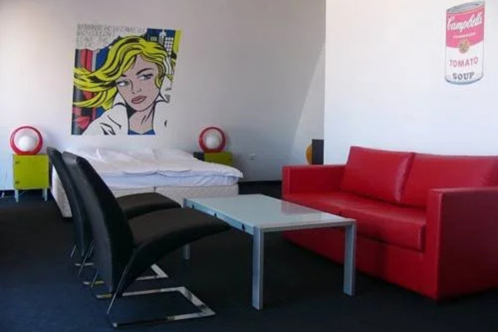 Room 4 of 8
