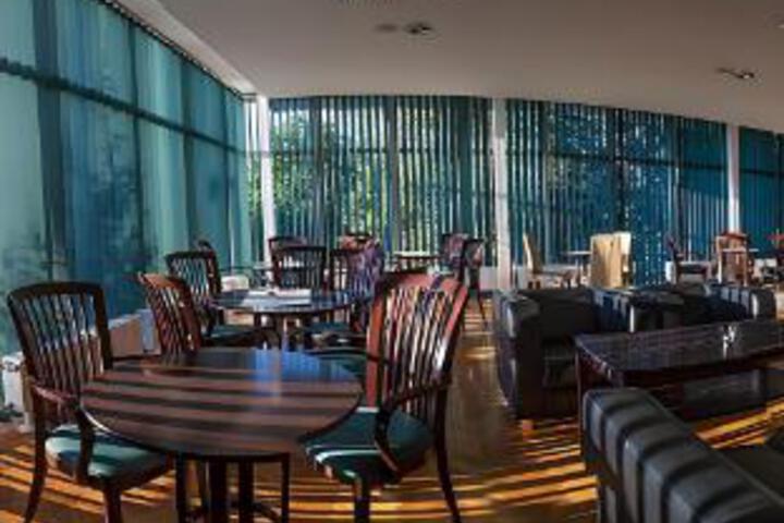 Lounge 3 of 23