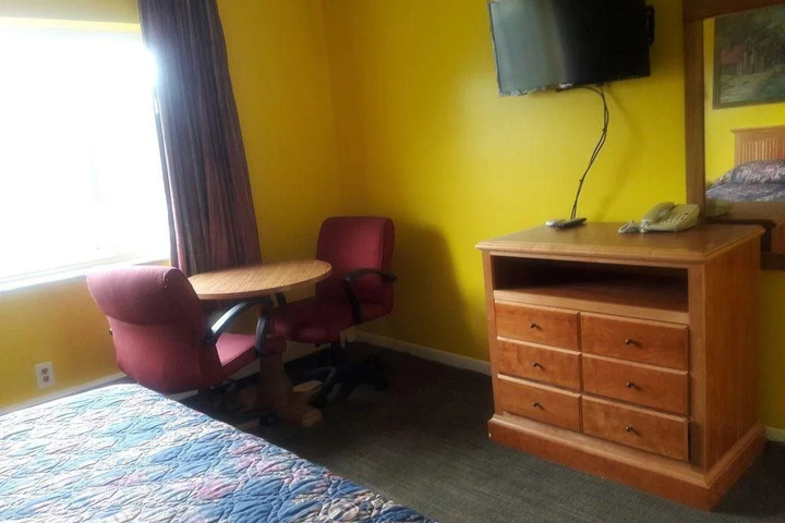Room 4 of 8