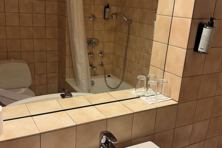 Room 173 of 209