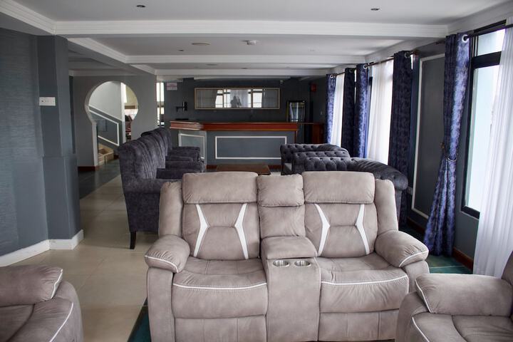 Lounge 21 of 31