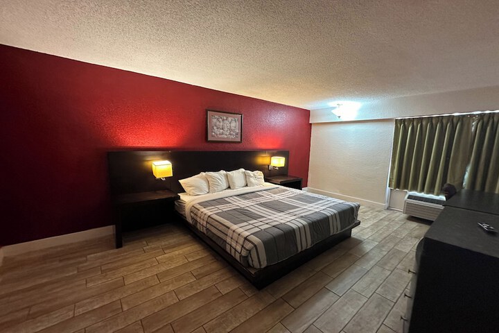 1 King Bed (4 of 7)