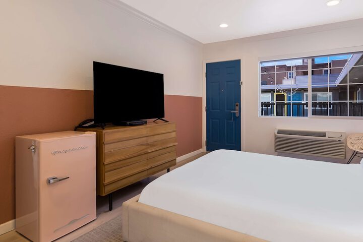 Accessible Queen Bed (17 of 18)
