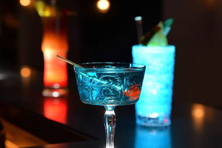 Lounge 75 of 143