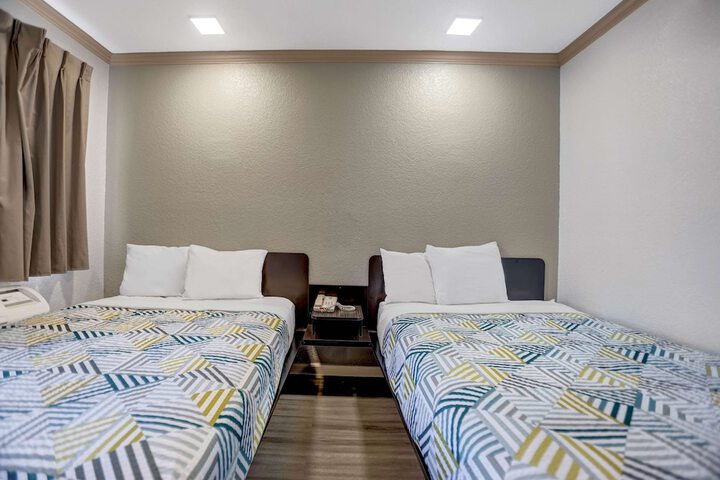 1 Queen Bed (6 of 10)